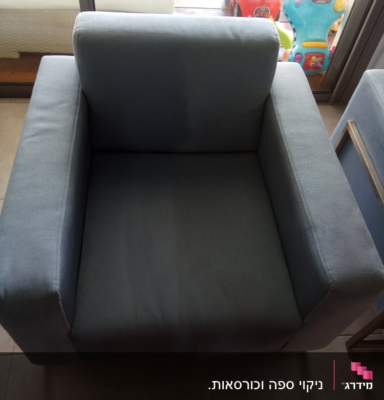 כורסה כחולה עם כתם כהה במרכז